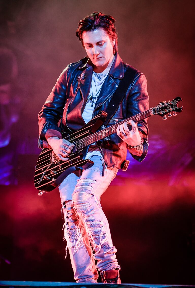 Synyster Gates Net Worth 2021: Age, Height, Weight, Wife, Kids, Bio-Wiki — via Wikimedia Commons