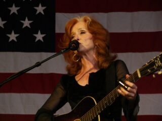 Bonnie Raitt Net Worth 2021: Age, Height, Weight, Husband, Kids, Bio-Wiki