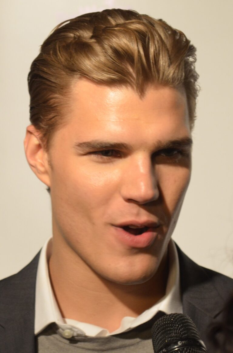 Chris Zylka Net Worth 2021: Age, Height, Weight, Girlfriend, Dating, Bio-Wiki