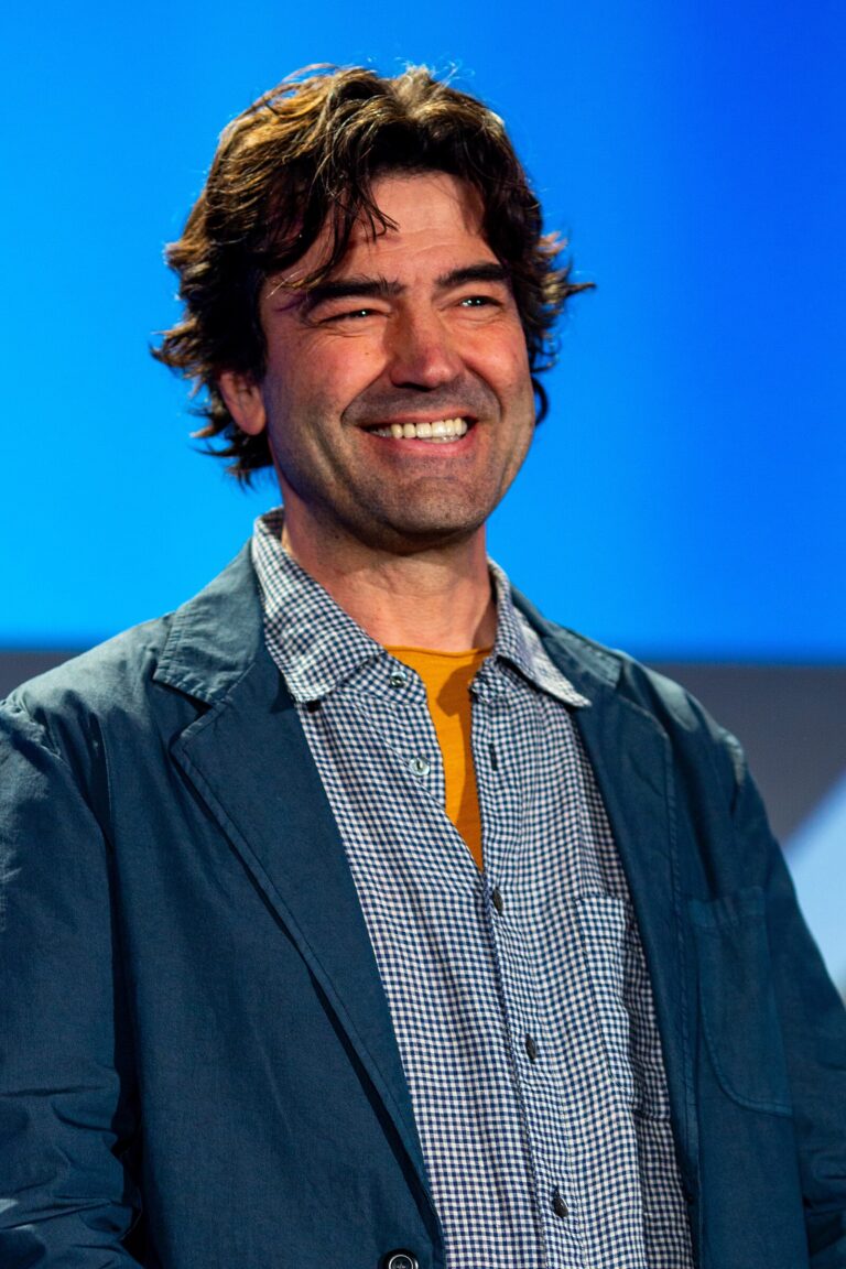 Ron Livingston Net Worth 2021: Age, Height, Weight, Wife, Kids, Bio-Wiki — via Wikimedia Commons