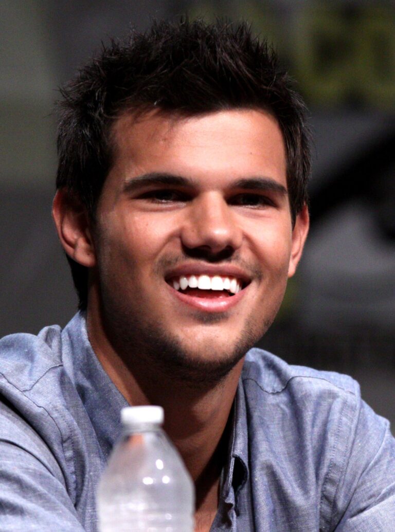 Taylor Lautner Net Worth 2021: Age, Height, Weight, Girlfriend, Dating, Bio-Wiki