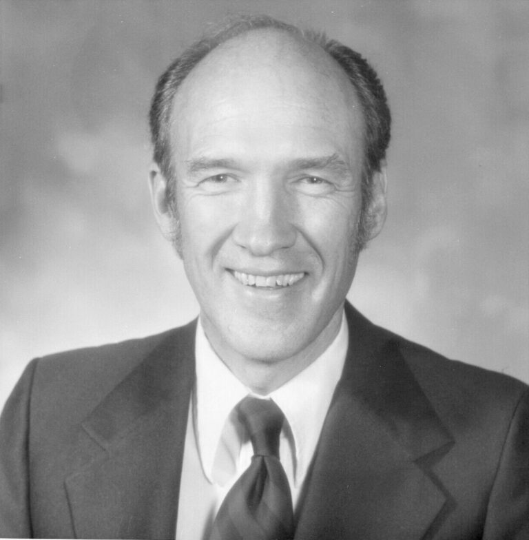 Alan Simpson Net Worth 2021: Age, Height, Weight, Wife, Kids, Bio-Wiki — via Wikimedia Commons