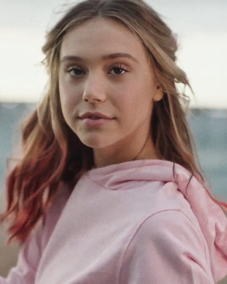 Alexis Ren Net Worth 2021: Age, Height, Weight, Boyfriend, Dating, Bio-Wiki — via Wikimedia Commons