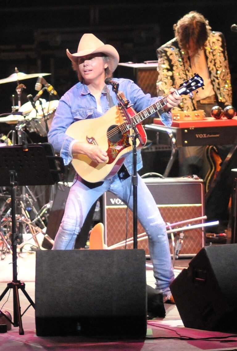 Dwight Yoakam Net Worth 2021: Age, Height, Weight, Girlfriend, Dating, Kids, Bio-Wiki — via Wikimedia Commons