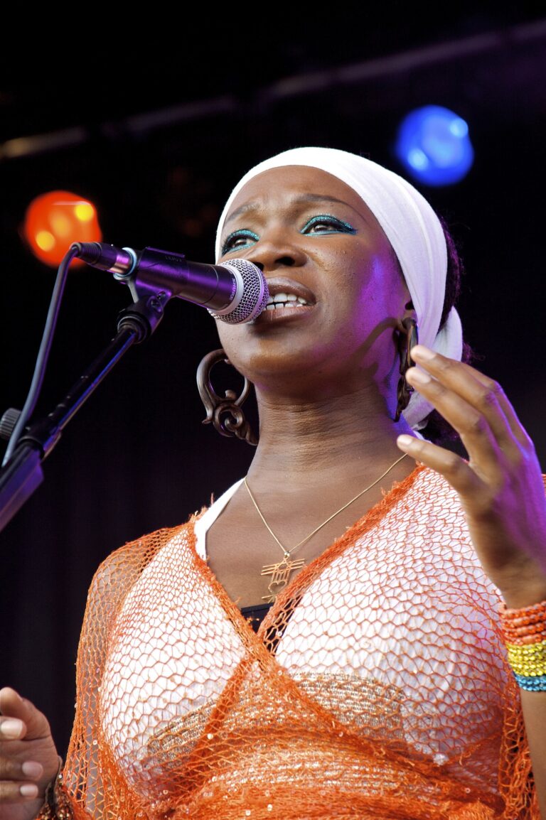 India Arie Net Worth 2021: Age, Height, Weight, Boyfriend, Dating, Kids, Bio-Wiki