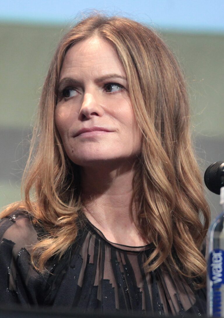 Jennifer Jason Leigh Net Worth 2021: Age, Height, Weight, Husband, Kids, Bio-Wiki | Wealthy Persons — via Wikimedia Commons