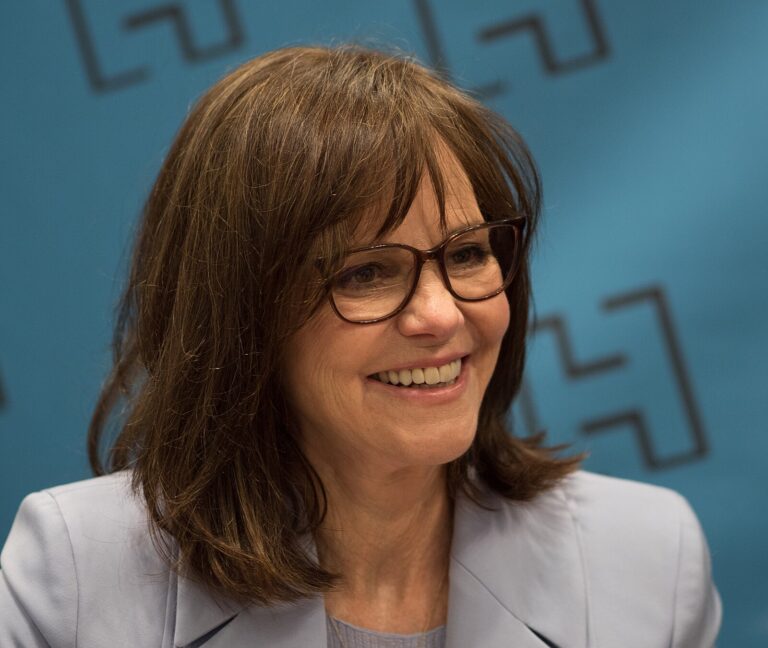 Sally Field Net Worth 2021: Age, Height, Weight, Husband, Kids, Bio-Wiki