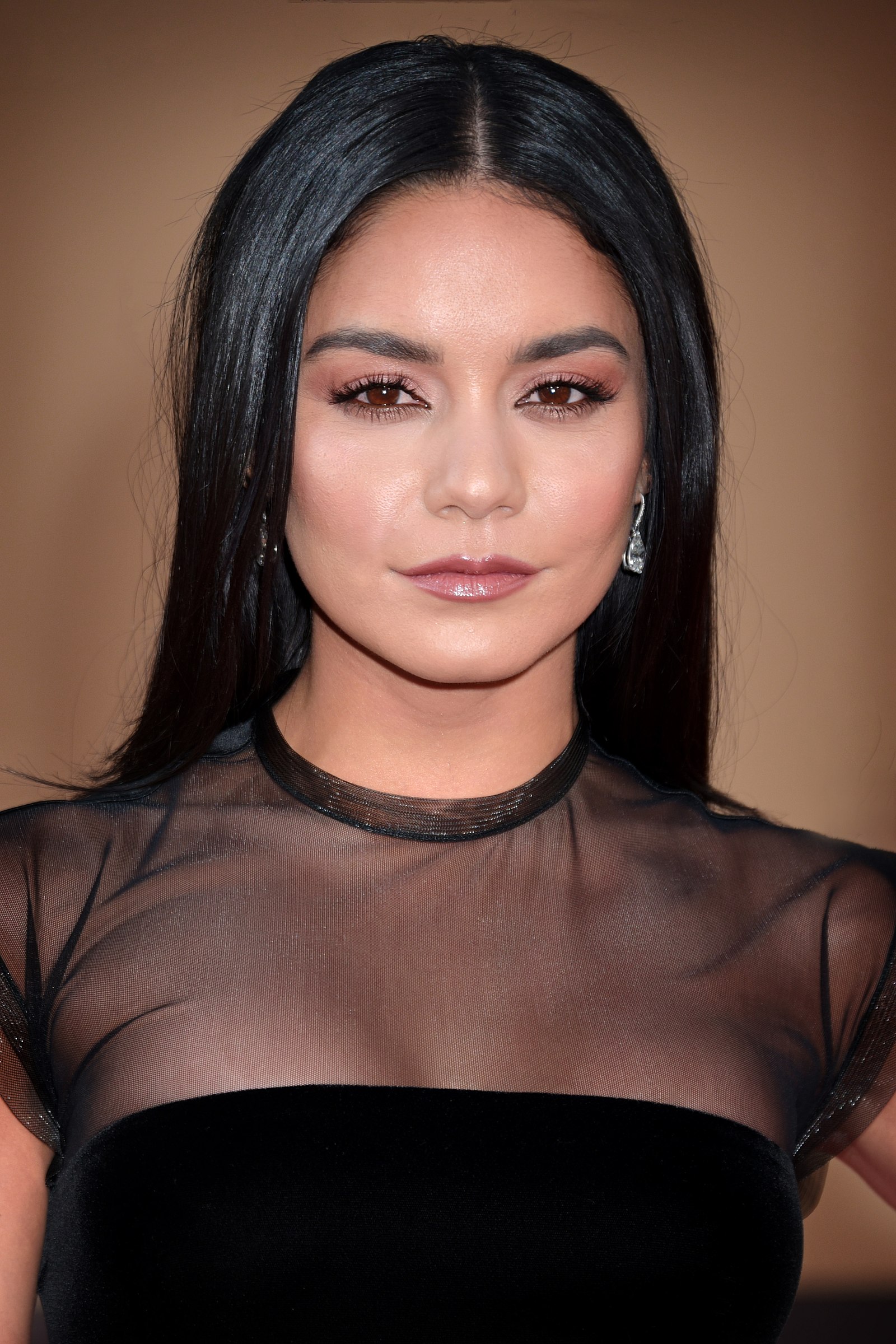 Vanessa Hudgens Net Worth 2021: Age, Height, Weight, Boyfriend, Dating, Bio-Wiki