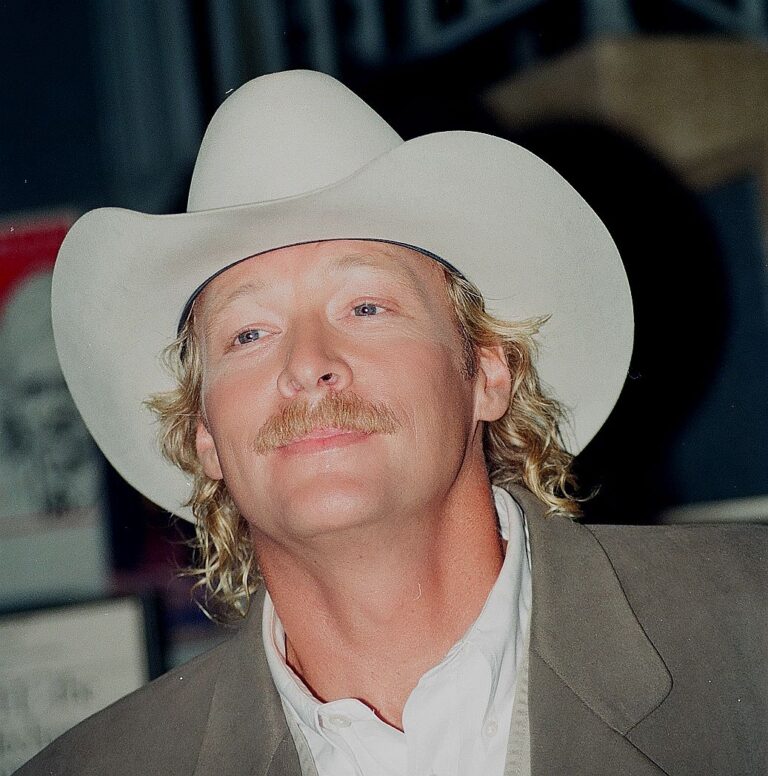 Alan Jackson Net Worth 2021: Age, Height, Weight, Wife, Kids, Bio-Wiki | Wealthy Persons — via Wikimedia Commons