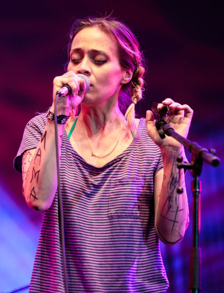 Fiona Apple Net Worth 2021: Age, Height, Weight, Boyfriend, Dating, Kids, Bio-Wiki