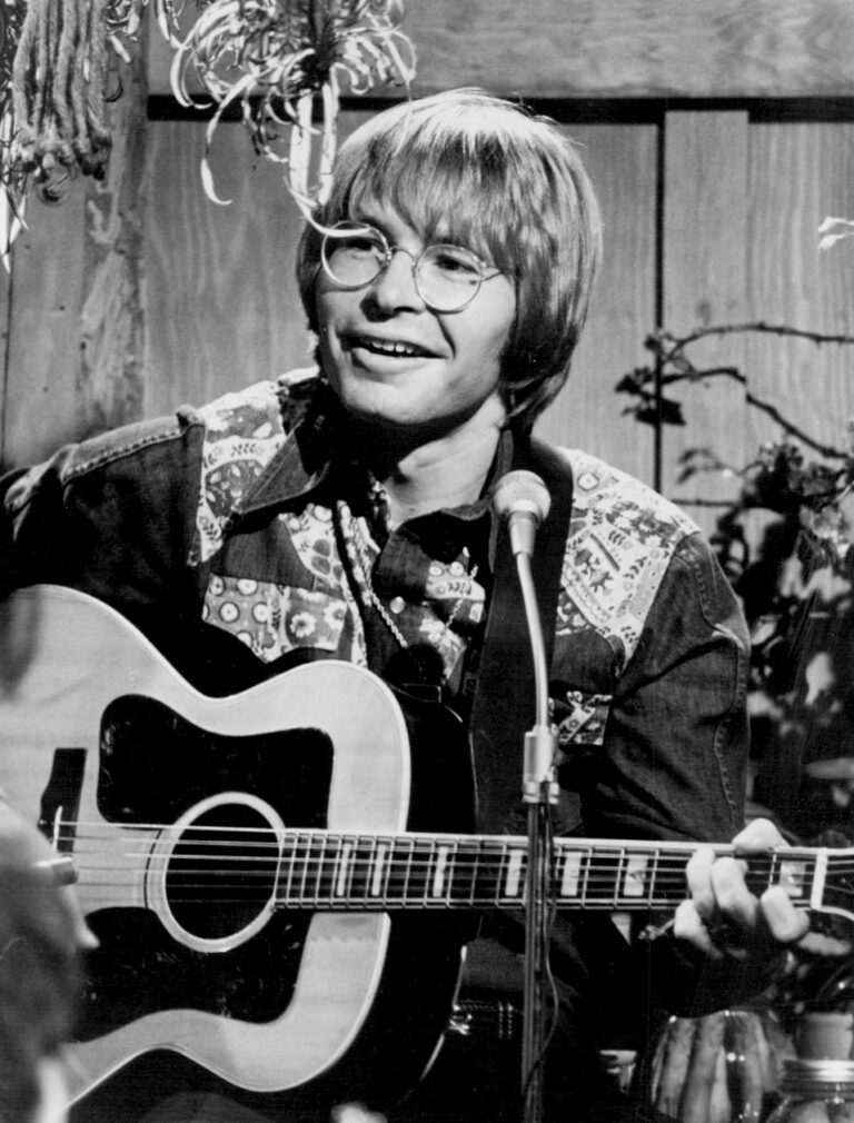 John Denver Net Worth 2021: Age, Height, Weight, Wife, Kids, Bio-Wiki | Wealthy Persons — via Wikimedia Commons