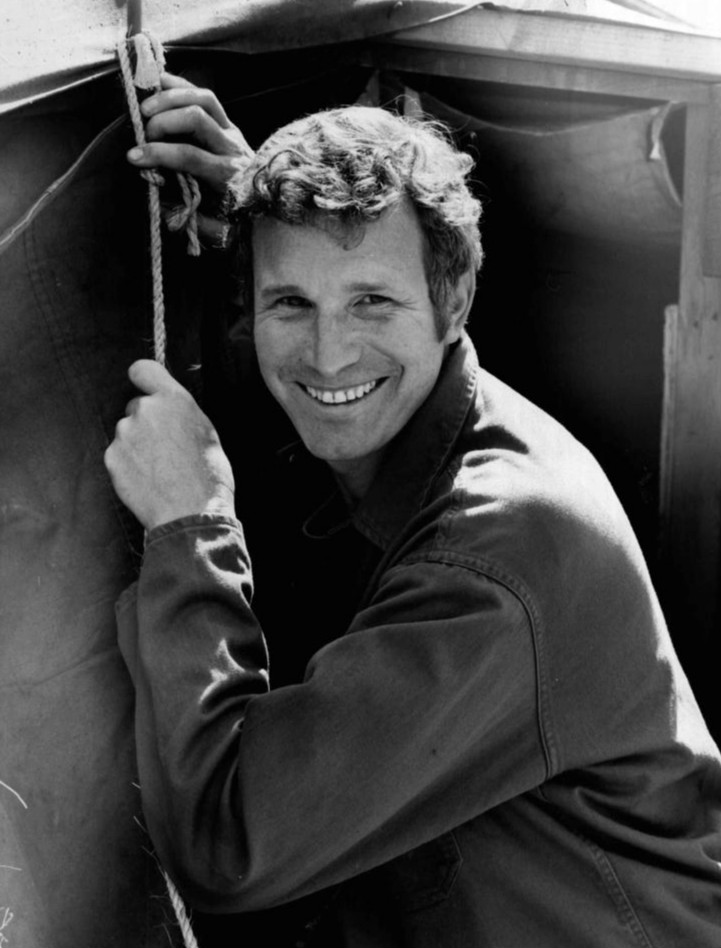 Wayne Rogers Net Worth 2021: Age, Height, Weight, Wife, Kids, Bio-Wiki | Wealthy Persons — via Wikimedia Commons