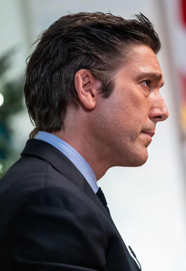 David Muir Net Worth 2021: Age, Height, Weight, Girlfriend, Dating, Bio-Wiki